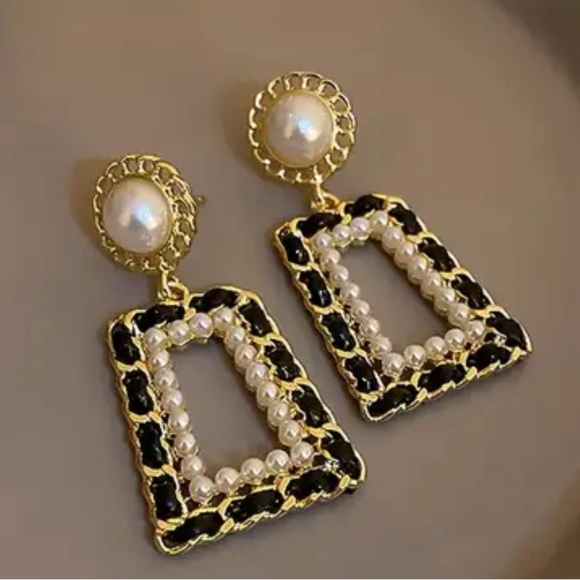 Cider Chain Pearl Earrings - Picture 9 of 16